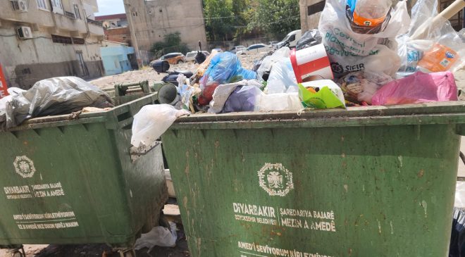 Bağlar’da çöp yığınları ve pislik kötü kokuya neden oluyor