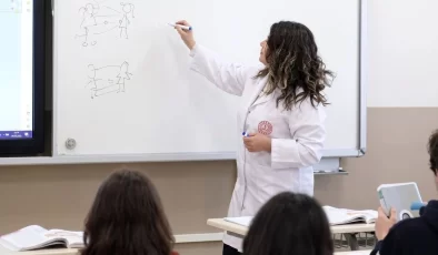 Yeni eğitim yılı öncesi öğretmenlere önlük düzenlemesi