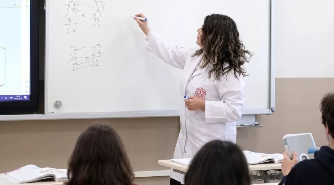 Yeni eğitim yılı öncesi öğretmenlere önlük düzenlemesi