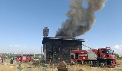 Ağrı’da atıl durumdaki cami yandı!