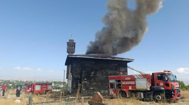 Ağrı’da atıl durumdaki cami yandı!