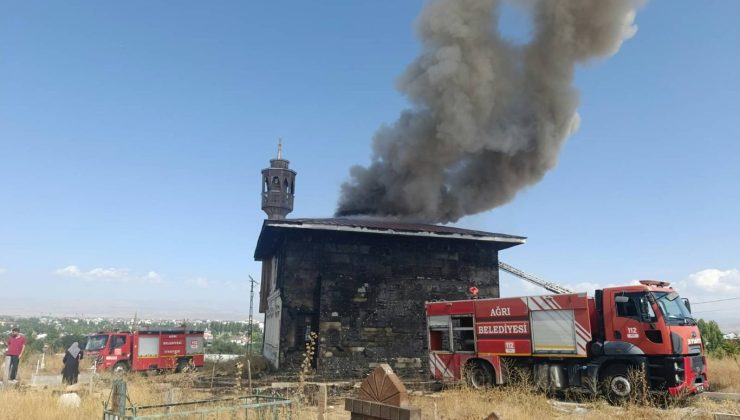 Ağrı’da atıl durumdaki cami yandı!