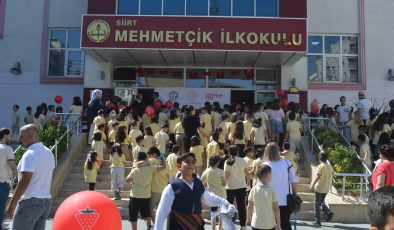 Siirt’te yeni eğitim öğretim yılının ilk gününde okul heyecanı
