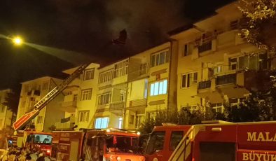 Malatya’da 4 katlı binanın çatısında yangın