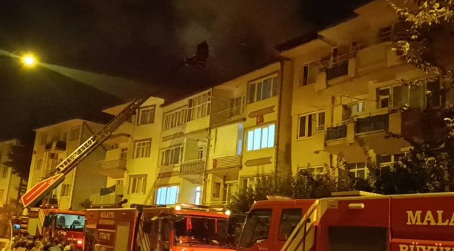 Malatya’da 4 katlı binanın çatısında yangın