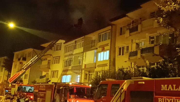 Malatya’da 4 katlı binanın çatısında yangın