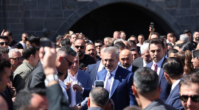 Dışişleri Hakan Fidan Diyarbakır’da esnaf ve vatandaşlarla buluştu