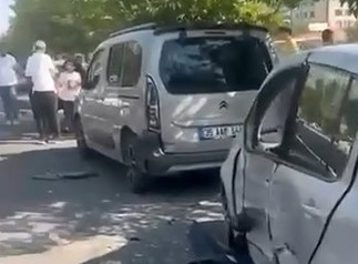 Bağlar’da kontrolden çıkan otomobil 4 aracı biçti çarptı: 1 yaralı