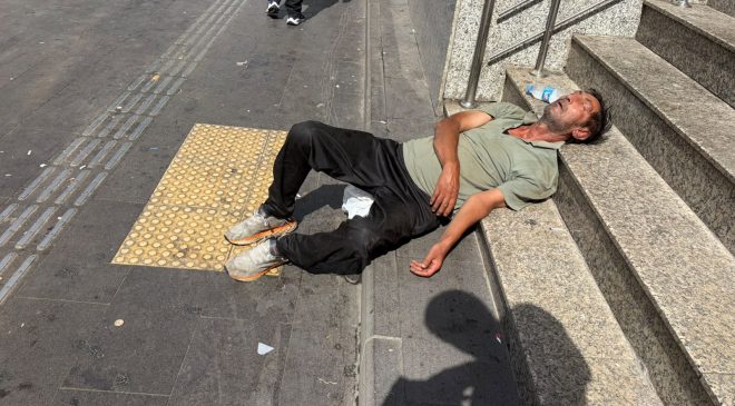Diyarbakır’da işlek caddede dikkat çeken görüntü: Yere uzanıp kaldı