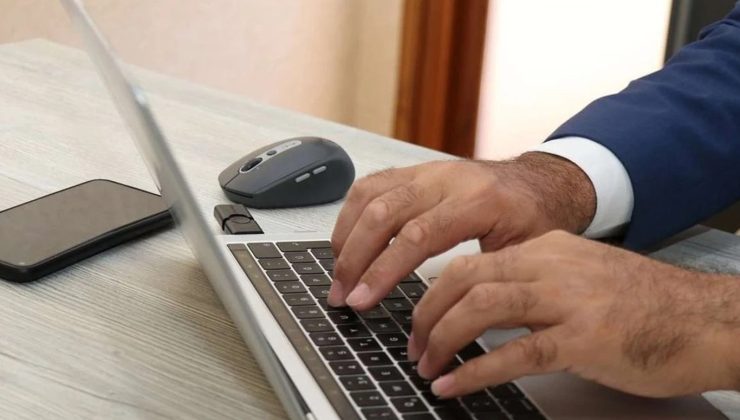 Uzun süre telefon ve mouse kullanımı, sinir sıkışmalarına neden olabiliyor