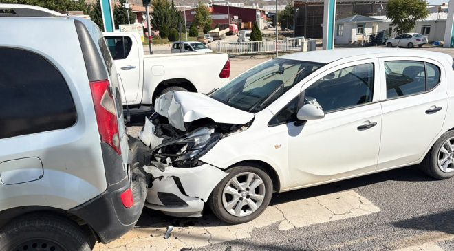 Elazığ-Bingöl karayolunda 4 araç birbirine girdi