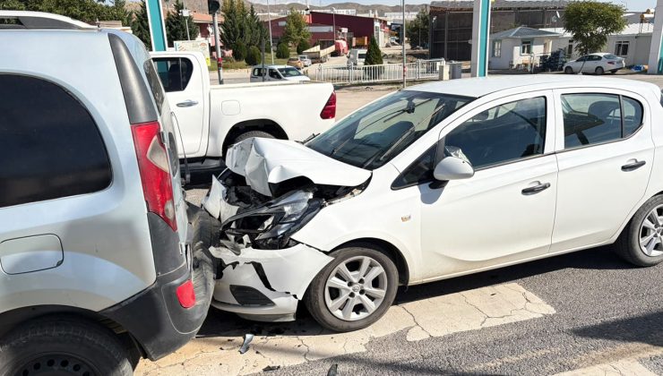 Elazığ-Bingöl karayolunda 4 araç birbirine girdi