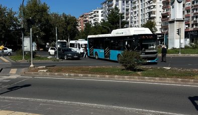 Diyarbakır’da otomobil belediye otobüsüne çarptı