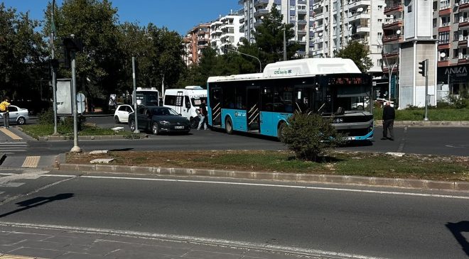 Diyarbakır’da otomobil belediye otobüsüne çarptı