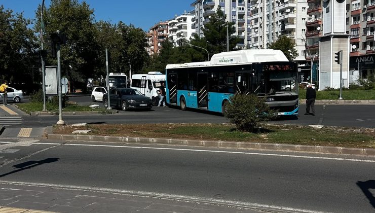 Diyarbakır’da otomobil belediye otobüsüne çarptı