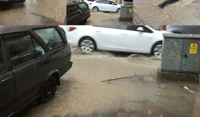 Siirt’te sokaklar göle döndü, halk altyapı yetersizliğine tepki gösterdi