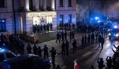 Polonya’da siyasi kriz: Polis, Başbakan Tusk’un emriyle Anayasa Mahkemesi’ni bastı