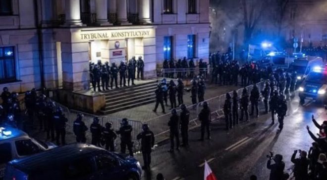 Polonya’da siyasi kriz: Polis, Başbakan Tusk’un emriyle Anayasa Mahkemesi’ni bastı
