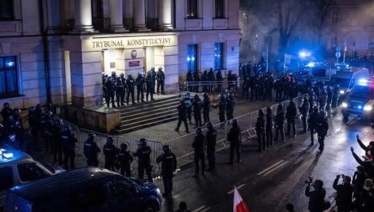 Polonya’da siyasi kriz: Polis, Başbakan Tusk’un emriyle Anayasa Mahkemesi’ni bastı