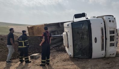 Batman’da toprak yüklü tır yoldan çıkarak yan yattı