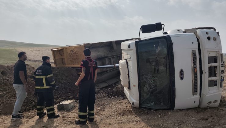 Batman’da toprak yüklü tır yoldan çıkarak yan yattı
