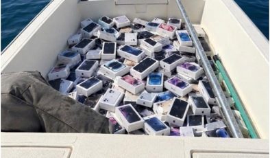 İranlı balıkçılar Hürmüz Boğazı’nda iPhone topluyor!